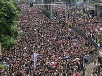 Два миллиона человек вышли на улицы Гонконга
