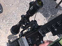 Около деревни Рас Каркар при досмотре автомобиля была найдена винтовка М-16