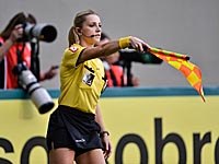 Судья пошутила и напугала полузащитника