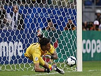 Сенсация Кубка Америки. Суарес промахнулся. Уругвай вылетел. VAR отменил три гола