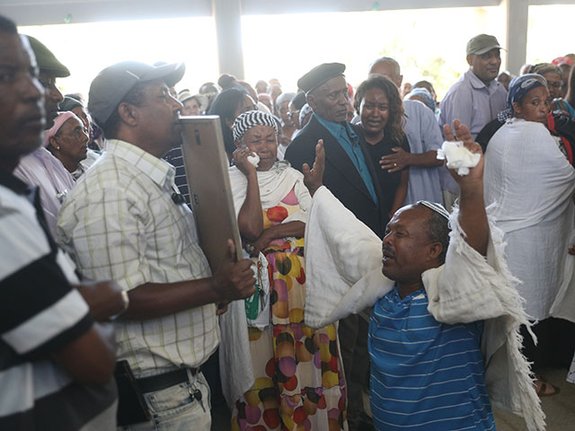 Более тысячи человек пришли на похороны юноши, застреленного полицейским
