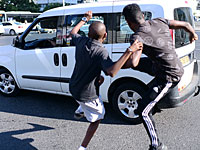 На перекрестке Кастина митингующие преградили дорогу пожарным машинам