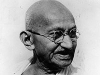 Индия потребовала от Израиля убрать портрет Махатмы Ганди с бутылок пива 