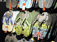 Шлепанцы для пляжа, продающиеся в Иерусалиме и Бат-Яме, вызвали негодование покупателей