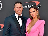 СМИ обратили внимание на откровенные наряды подруги лучшего гольфиста мира