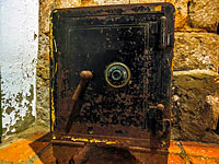 На территории чикагской синагоги обнаружен загадочный сейф весом 1000 кг