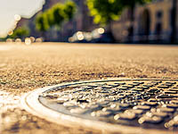 Москвичка упала в канализационный люк; поиски женщины продолжаются две недели