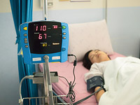 Как избежать инфаркта и инсульта: следить за давлением, больше спать