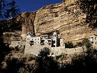 В Вади Кельт проходит операция по спасению юноши, получившего тепловой удар
