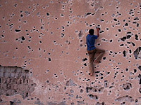 В Тель-Авиве получил травмы мужчина, сорвавшийся со стены для скалолазания