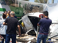 В Иерусалиме автомобиль врезался в рекламные щиты, тяжело травмирован один человек