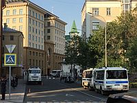 К больнице, в которой лежит Навальный, подъехал бронетранспортер