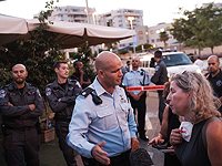 Полиция потребовала от мэрии Петах-Тиквы прекратить штрафовать за шум демонстрантов у дома Мандельблита