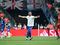 Матч за Суперкубок УЕФА был прерван из-за фаната, выбежавшего на поле