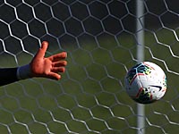 Лига Европы. 20-летний вратарь потерял сознание, но помог 