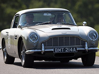 Автомобиль Бонда, Aston Martin DB5 1965 года, продан на аукционе за 6,4 миллиона долларов