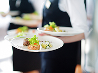 В пригороде Парижа  разгневанный долгим ожиданием  клиент застрелил официанта
