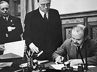 Иоахим фон Риббентроп и Вячеслав Молотов в Москве, 23 августа 1939 года
