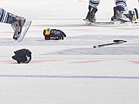 Российские хоккеисты устроили массовую драку. Тренер одной из команд бросил в судью бутылку