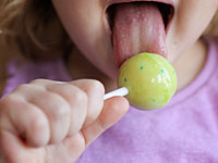 В Тель-Авиве двое детей отравились леденцом с кокаином, найденным на улице