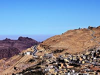 В районе Петры неизвестные боевики обстреляли туристический автобус