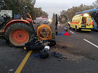 На 293-й трассе под колесами трактора погиб мотоциклист