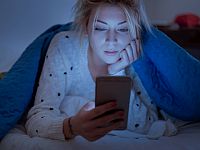 Женщины испытывают более сильные боли в шее при использовании смартфона, чем мужчины