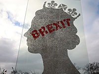 Королева Елизавета утвердила законопроект о запрете на выход из ЕС без договора