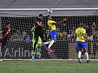 Бразильцы проиграли сборной Перу. Победный гол забил Абрам. Аргентинцы разгромили мексиканцев