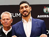 Легендарный баскетболист Энес Кантер завоевал пояс WWE и утратил через 23 секунды