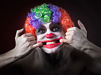 Новозеландец пошел получать извещение об увольнении с клоуном