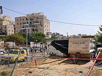 В Модиин-Илите грузовик скатился во двор детского сада, есть пострадавшие