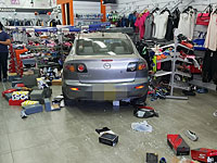 В Ноф а-Галиль автомобиль протаранил витрину и въехал в спортивный магазин