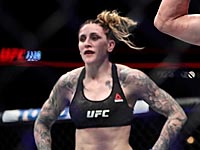 Боец UFC опубликовала эротические фотографии, продемонстрировав обильно татуированное тело