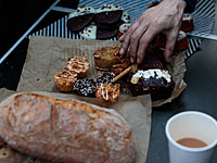 В Тель-Авиве общественные активисты устанавливают 