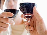 Мужчины должны бросать пить алкоголь за 6 месяцев до зачатия ребенка, чтобы он родился здоровым