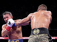 Украинец бил чаще. Головкин - точнее. СМИ намекают на сомнительность победы легенды