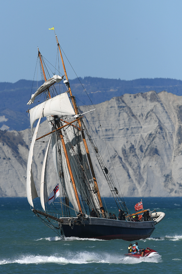 Прибытие реплики HMB Endeavour к побережью Новой Зеландии, 8 октября 2019 года Прибытие реплики HMB Endeavour к побережью Новой Зеландии, 8 октября 2019 года