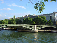 На саудовской выставке в парижском Институте арабского мира с карты