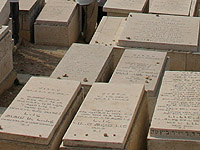 На старом кладбище города Ноф а-Галиль разрушены десятки надгробий