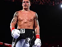 Бокс. Александр Усик победил в первом поединке в супертяжелом весе