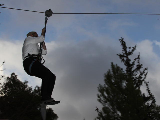 Мужчина получил тяжелые травмы, катаясь на канатной дороге в районе Гильбоа