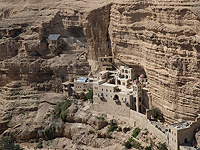 Мужчина упал в Вади Кельт с высоты и ударился головой