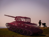 Выставка скульптур: танки на пляже Сиднея. Фоторепортаж