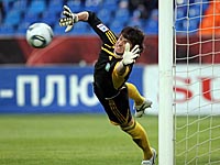 Жена известного футболиста порадовала поклонников стильной эротической фотографией