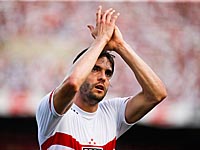 Израиль - Бразилия. Девушка-арбитр показала Кака желтую карточку, а затем сделал с ним селфи