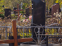 На ВДНХ выставили надгробия Кристины Асмус и Питера Динклэйджа