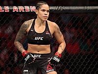 Чемпионка UFC поделилась фотографией, на которой она одета лишь в чемпионские пояса