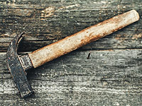 Жителя Ашдода обвиняют в попытке убить жену молотком