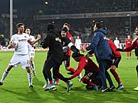 Чемпионат Германии. Давид Абрахам сбил тренера соперника и его удалили